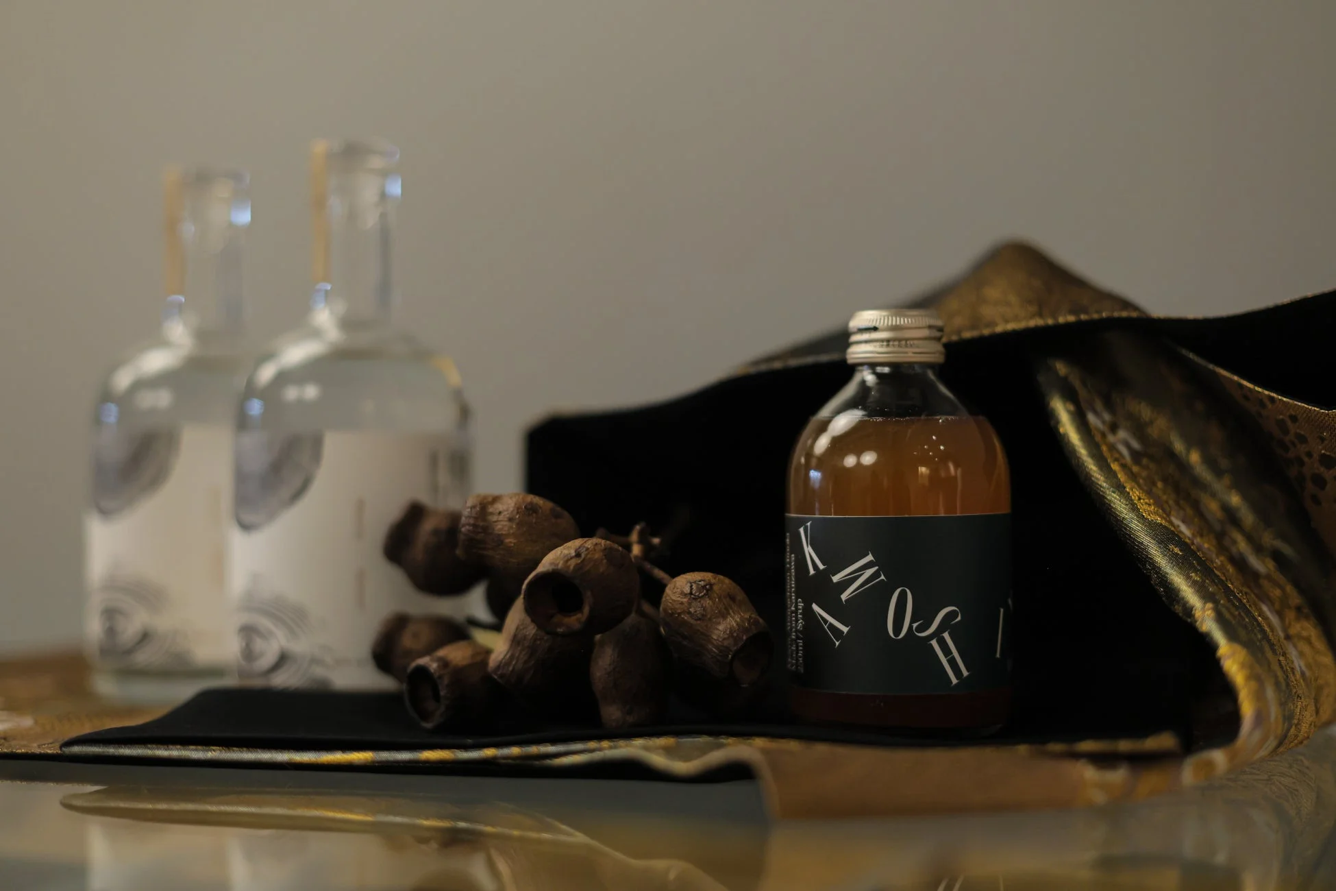 シロップのボトルとドライフラワー