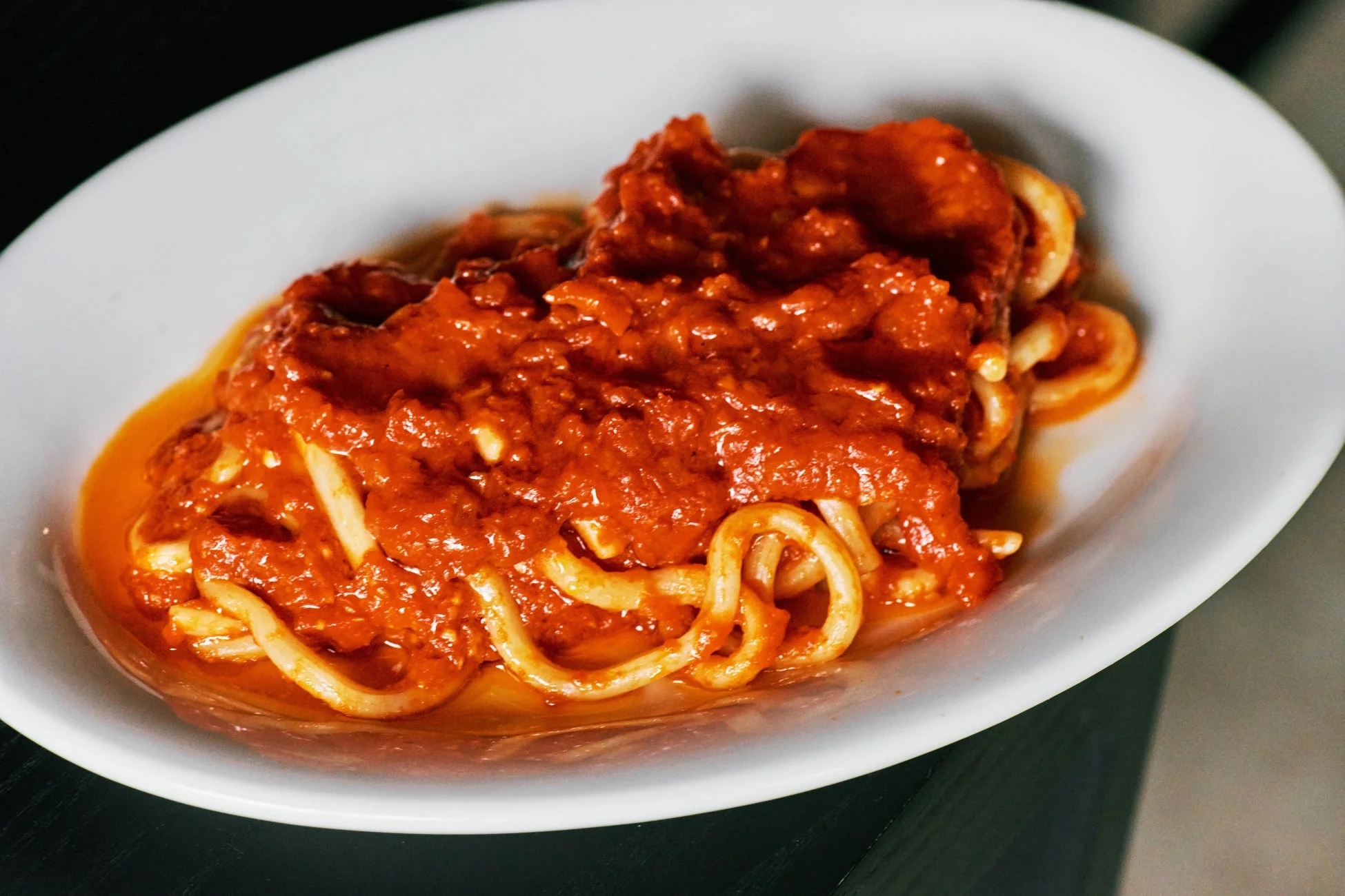 濃厚なトマトソースがたっぷりかかったパスタ