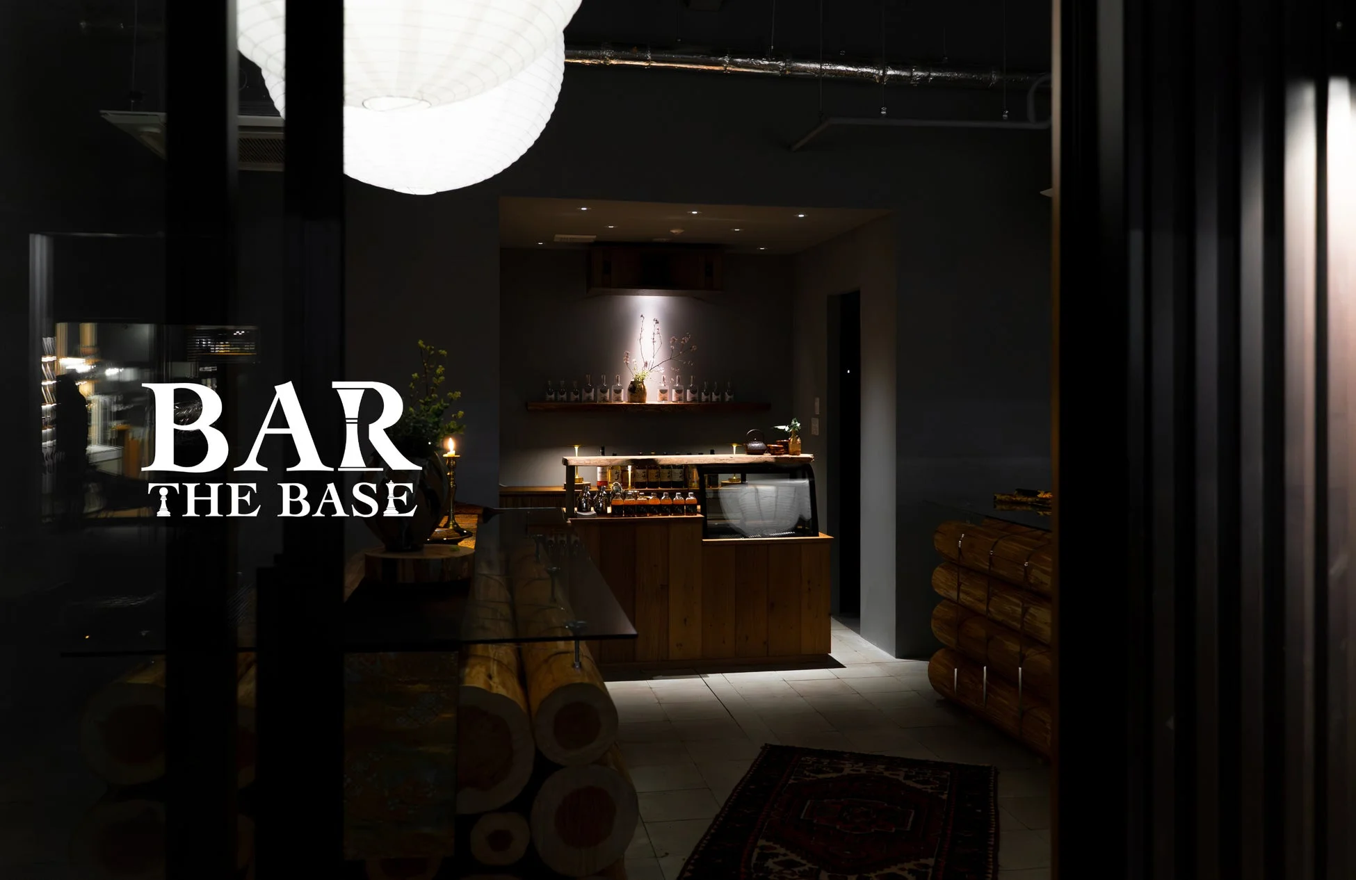BAR THE BASEの店内