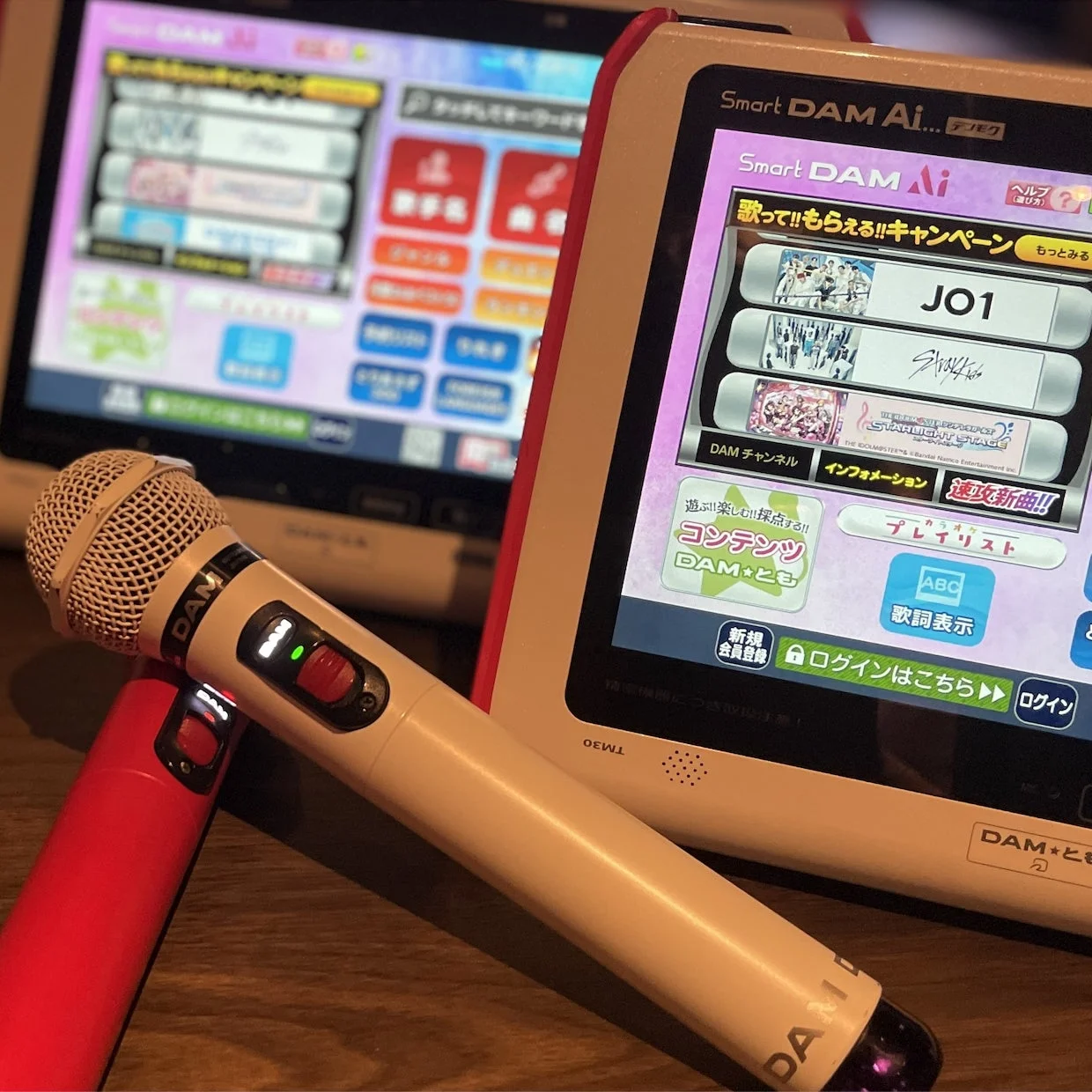 カラオケルームでSmart DAM Aiのデンモクとマイク