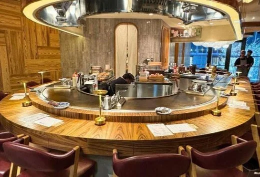 鉄板焼き店のモダンな店内