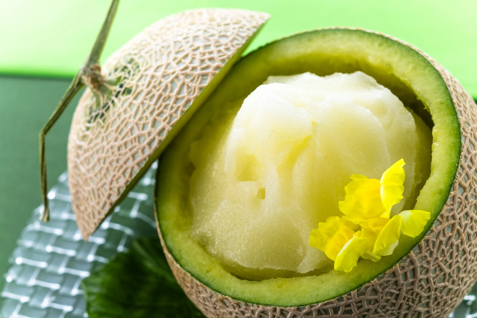 メロンを器にしたフローズンメロンダイキリ