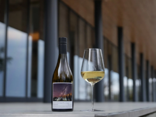 挑戦し続ける蔵の物語✨ 西酒造が贈る、星空を纏う限定白ワインで新たな扉を開こう！🥂