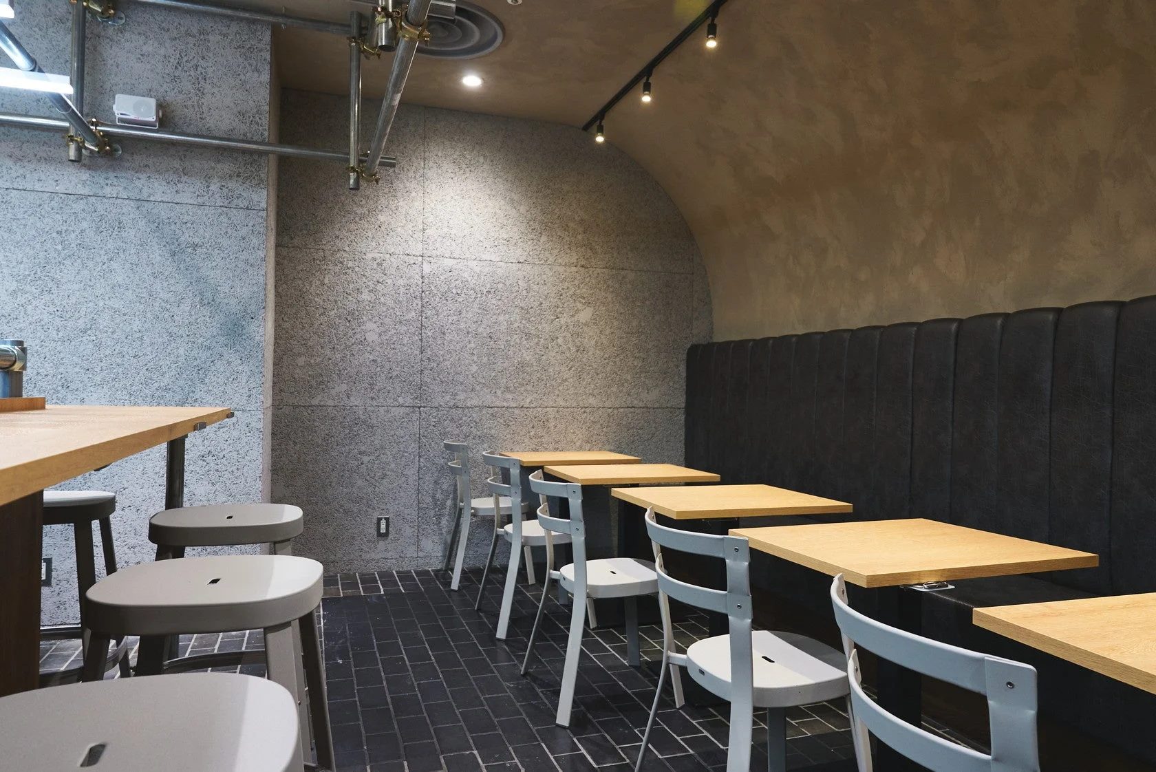 モダンで落ち着いた雰囲気のカフェまたはレストランの店内