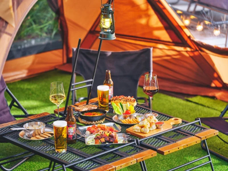 DODのテントと豪華なキャンプ飯が並ぶテーブルの様子