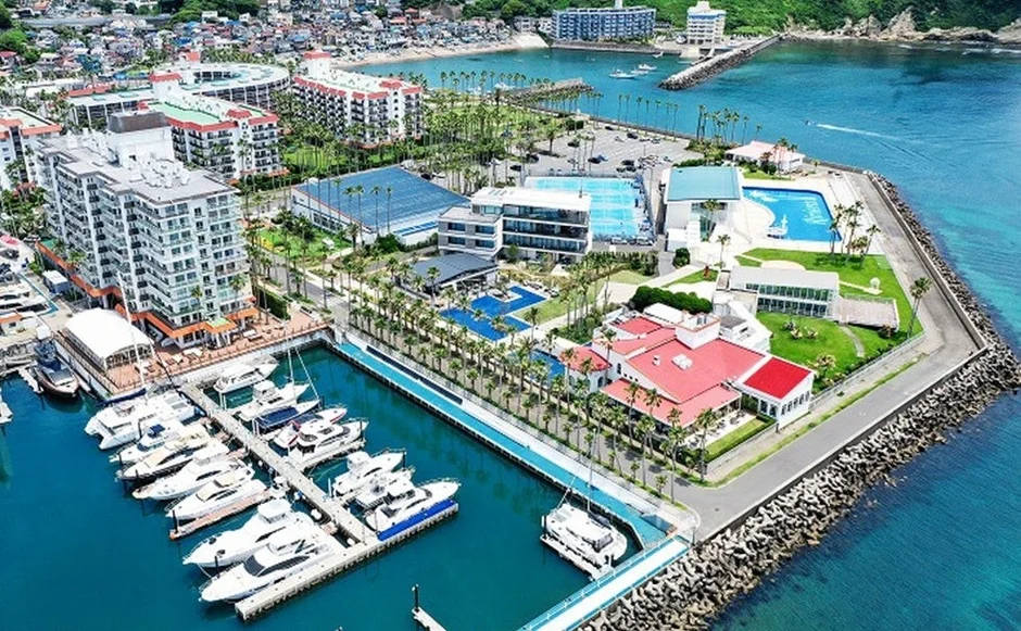 マリーナにヨットが停泊する海辺のリゾート地の空撮