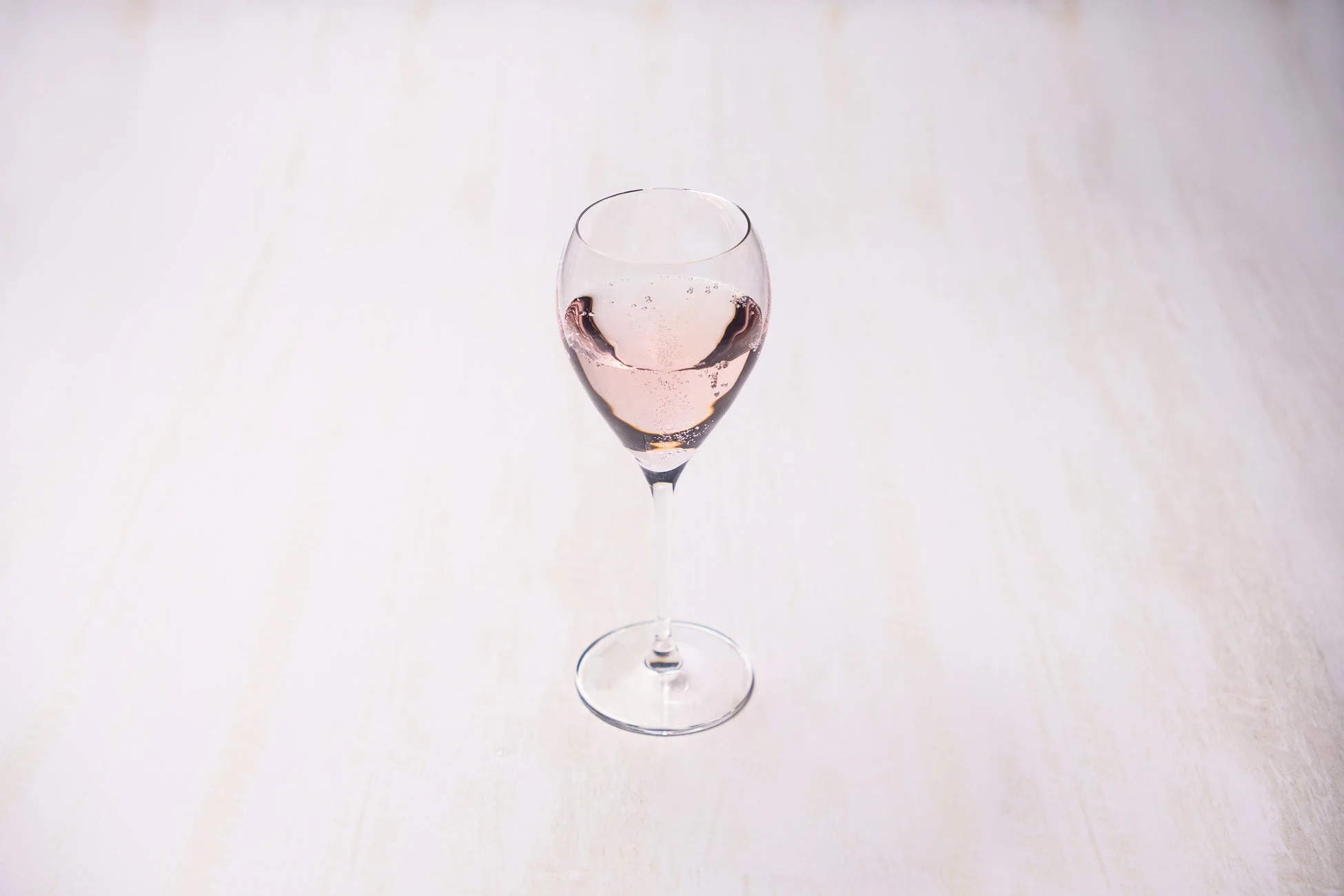 ピンクの泡立つカクテル