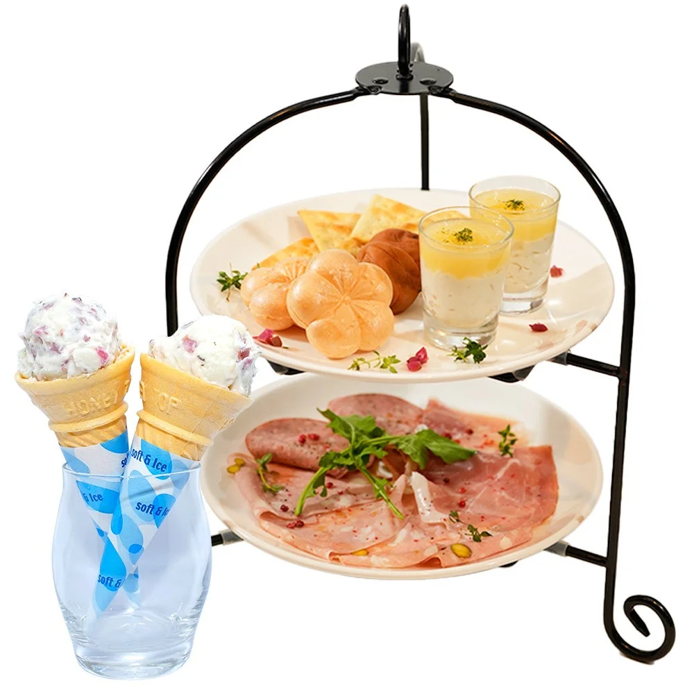 2段のスタンドに様々な料理やデザートが並べられた豪華なセット