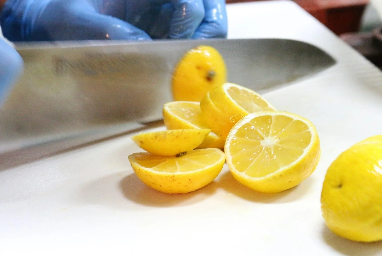 レモンを切る手