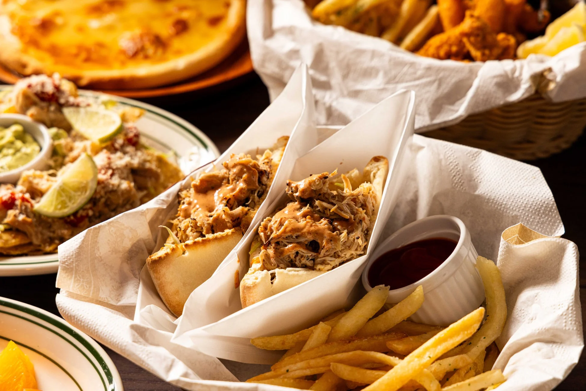 テーブルに並ぶカジュアルな料理の数々