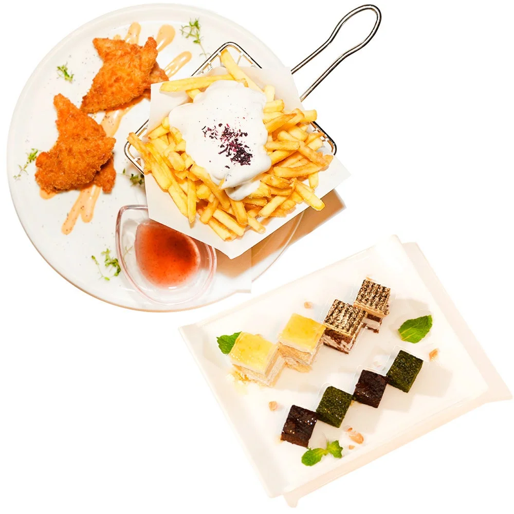 揚げ物とデザートが並べられた料理の盛り合わせ