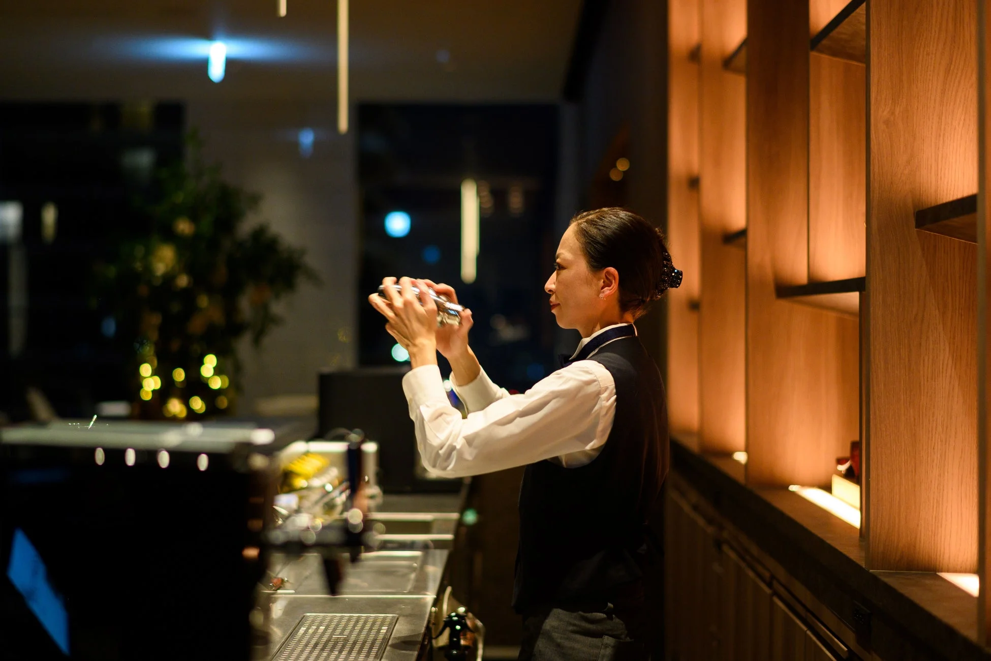 バーテンダーがシェーカーを振る様子