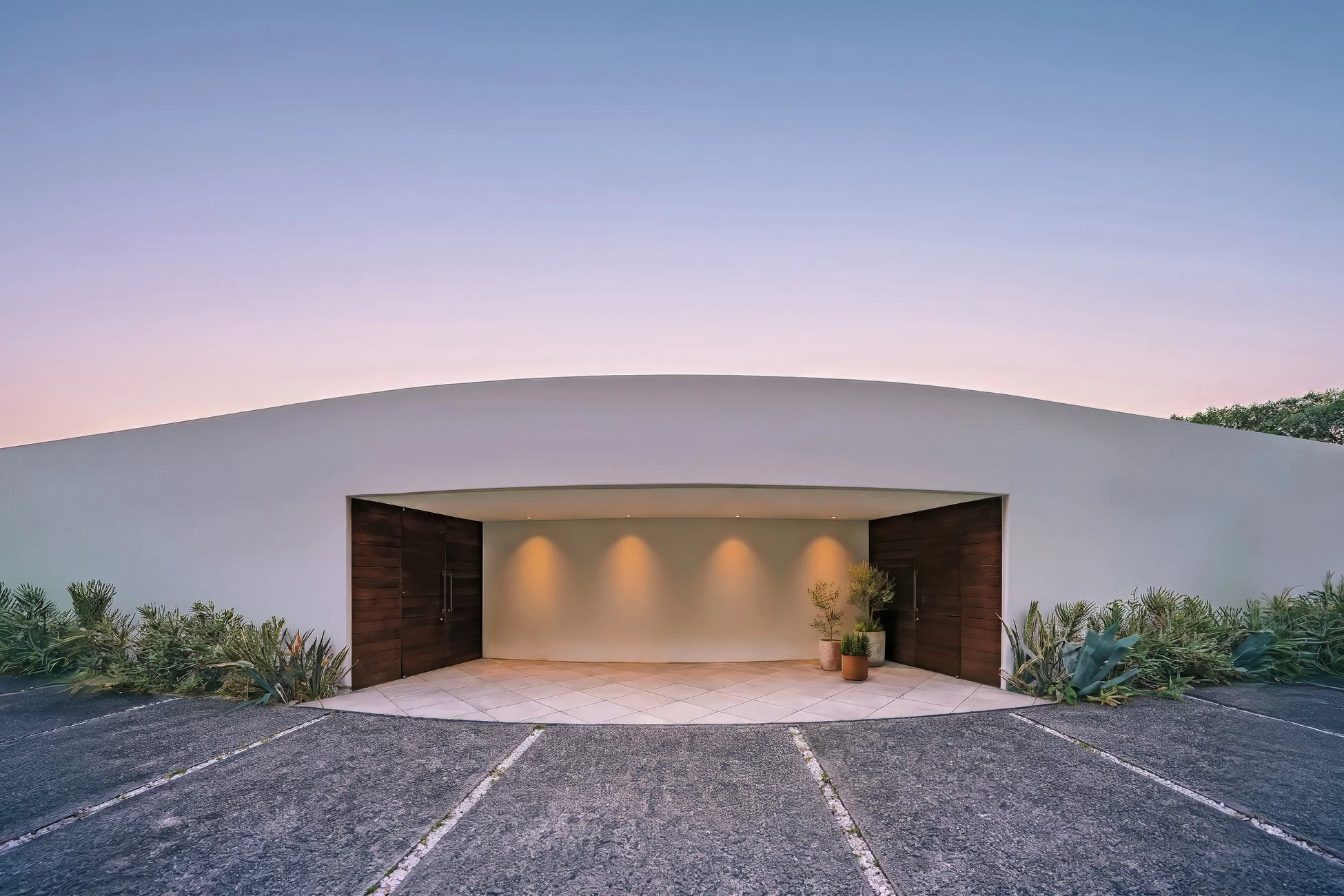 曲線的な白い壁が特徴的なモダンな建物のエントランス