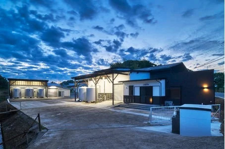 醸造所と貯蔵タンクの夜景