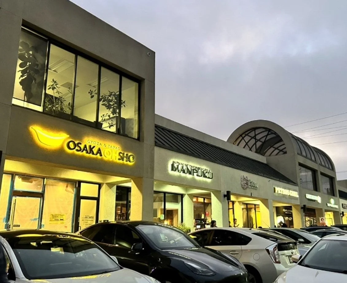 商業施設の写真で、複数の飲食店が並んでいます。