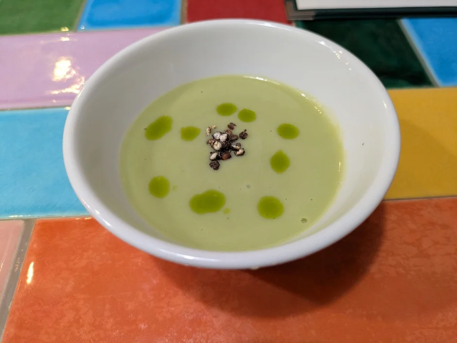 緑色の冷製スープ