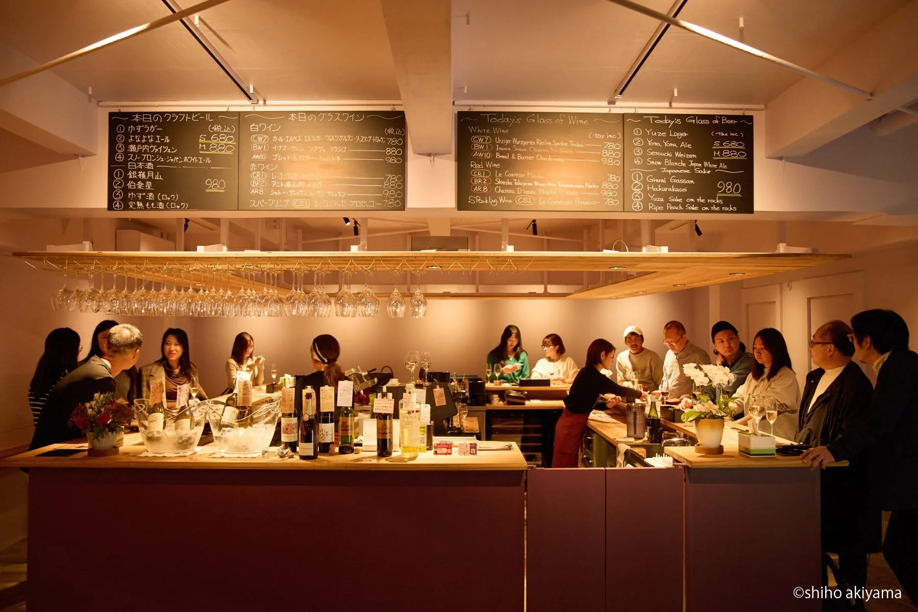 賑やかなバーの様子