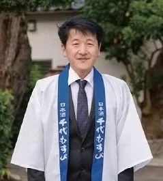 白い法被を着たウイスキー杜氏の米田真氏