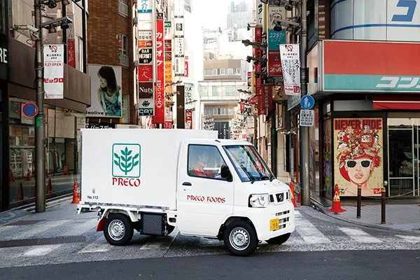 プレコフーズの配送車