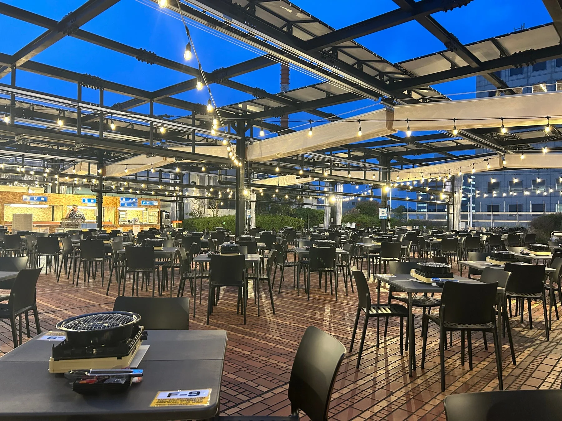 夕暮れ時のビアガーデン