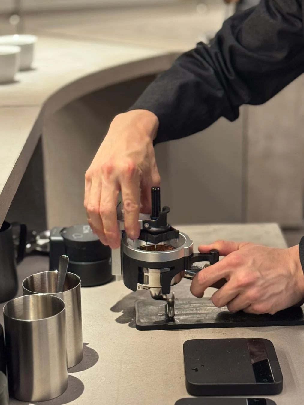 バリスタがカウンターでコーヒー抽出器具を使ってコーヒーを準備している様子