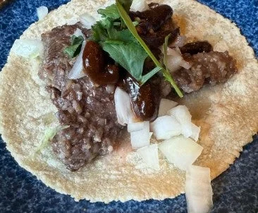 ロティー チキン アンド ジャッキー タコスの牛ハラミタコス