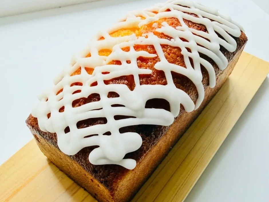 白いアイシングが美しくかけられたパウンドケーキ