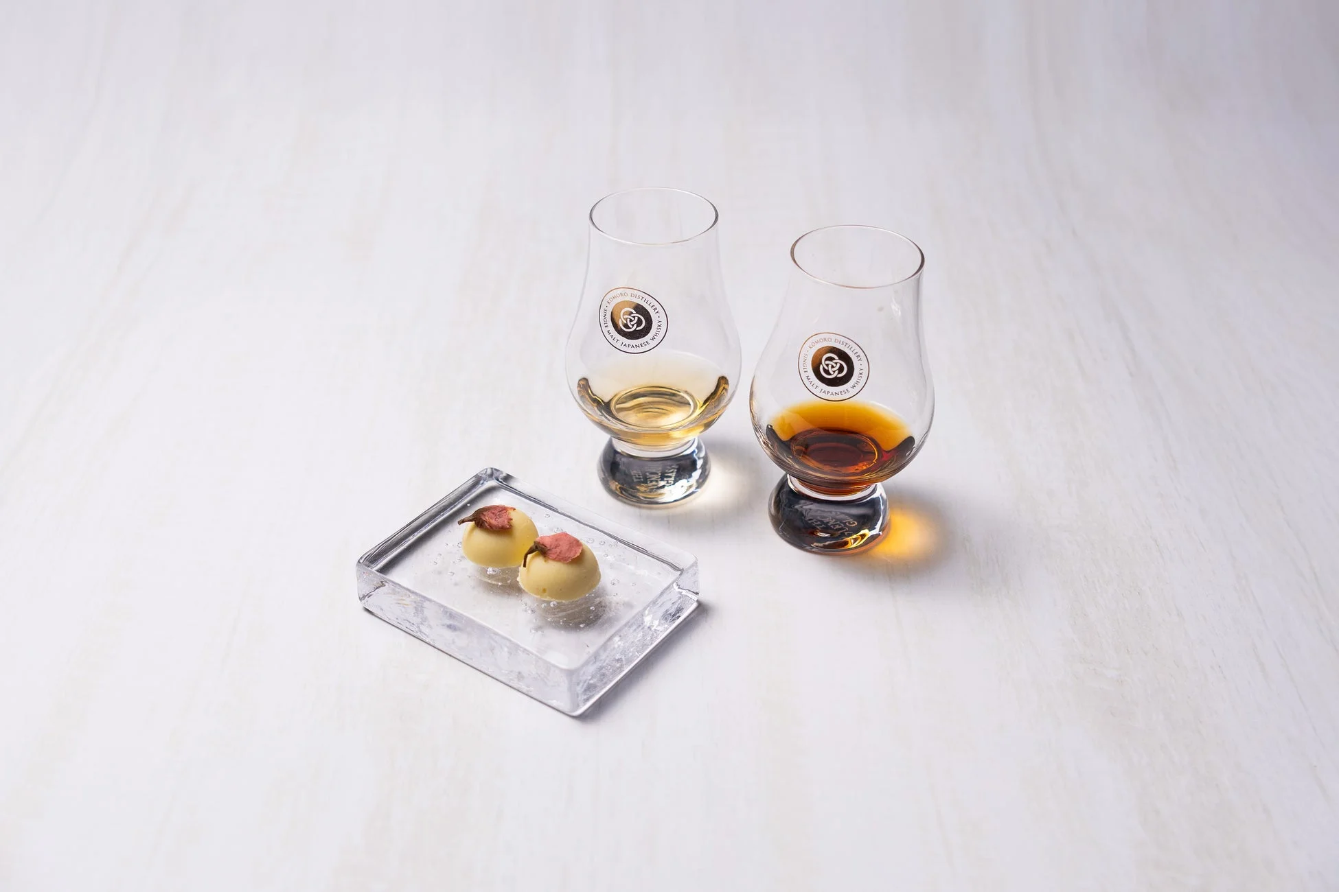 ウイスキーと桜の葉を添えた洋菓子