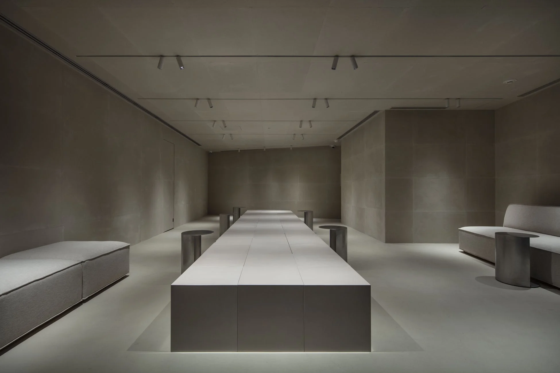 モダンでミニマリストなインテリア空間です