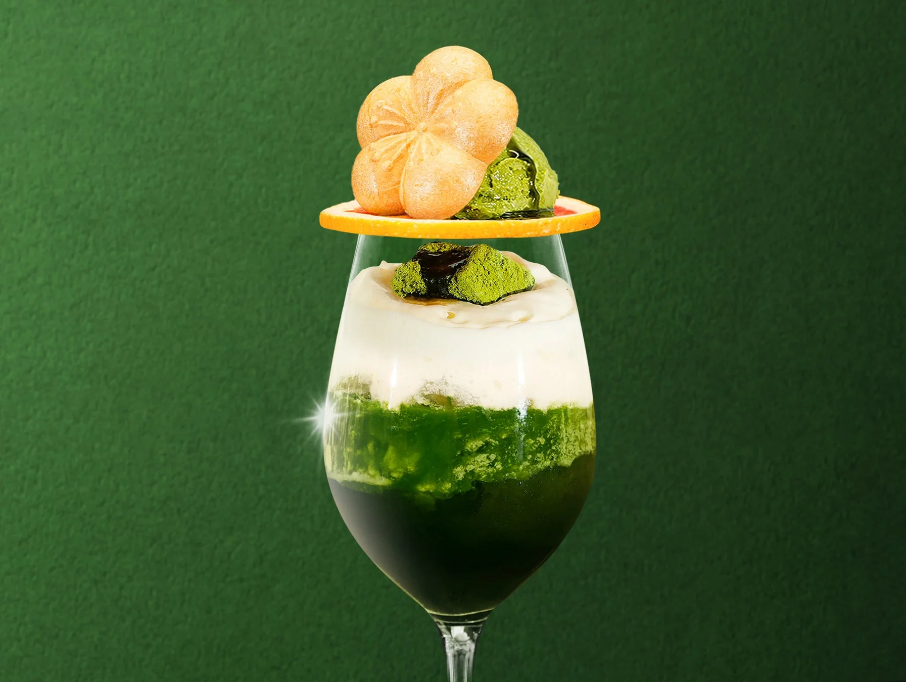 ワイングラスに入った抹茶のパフェ