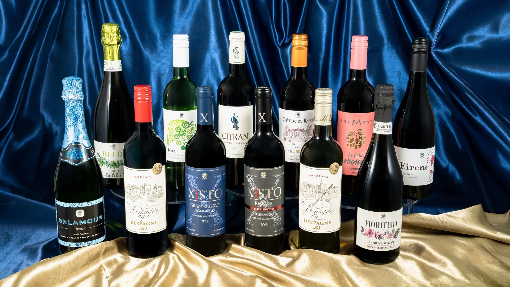 様々なワインボトルが並ぶ様子