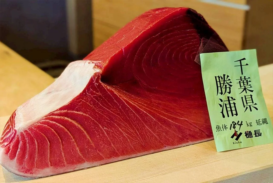 鮮やかな赤色の大きなマグロの切り身