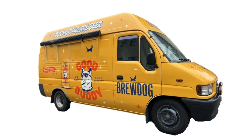 「YOUR NEXT FAVOURITE BEER」と書かれた黄色いブリュードッグのフードトラック