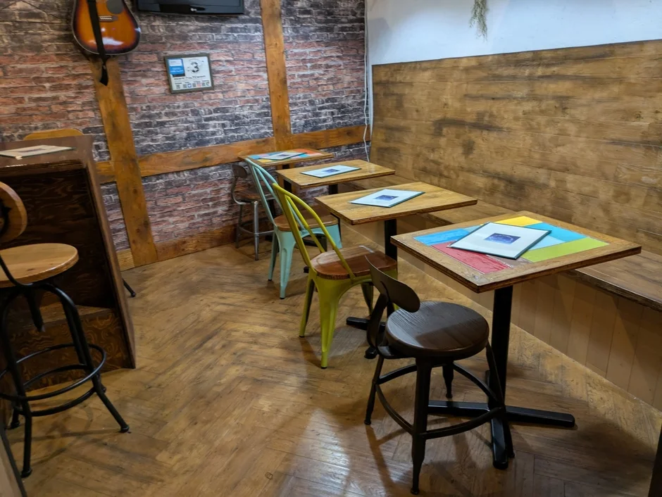 レンガ壁と木目調が特徴的なカフェまたはバーの店内