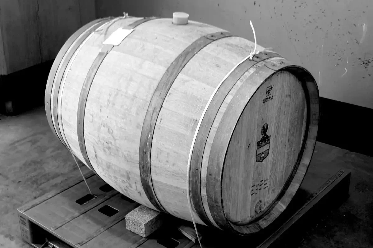 倉庫のような場所に置かれた大きな木製の樽