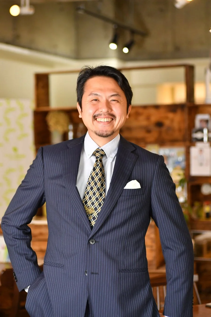 笑顔でカメラを見つめるビジネスマンのポートレート