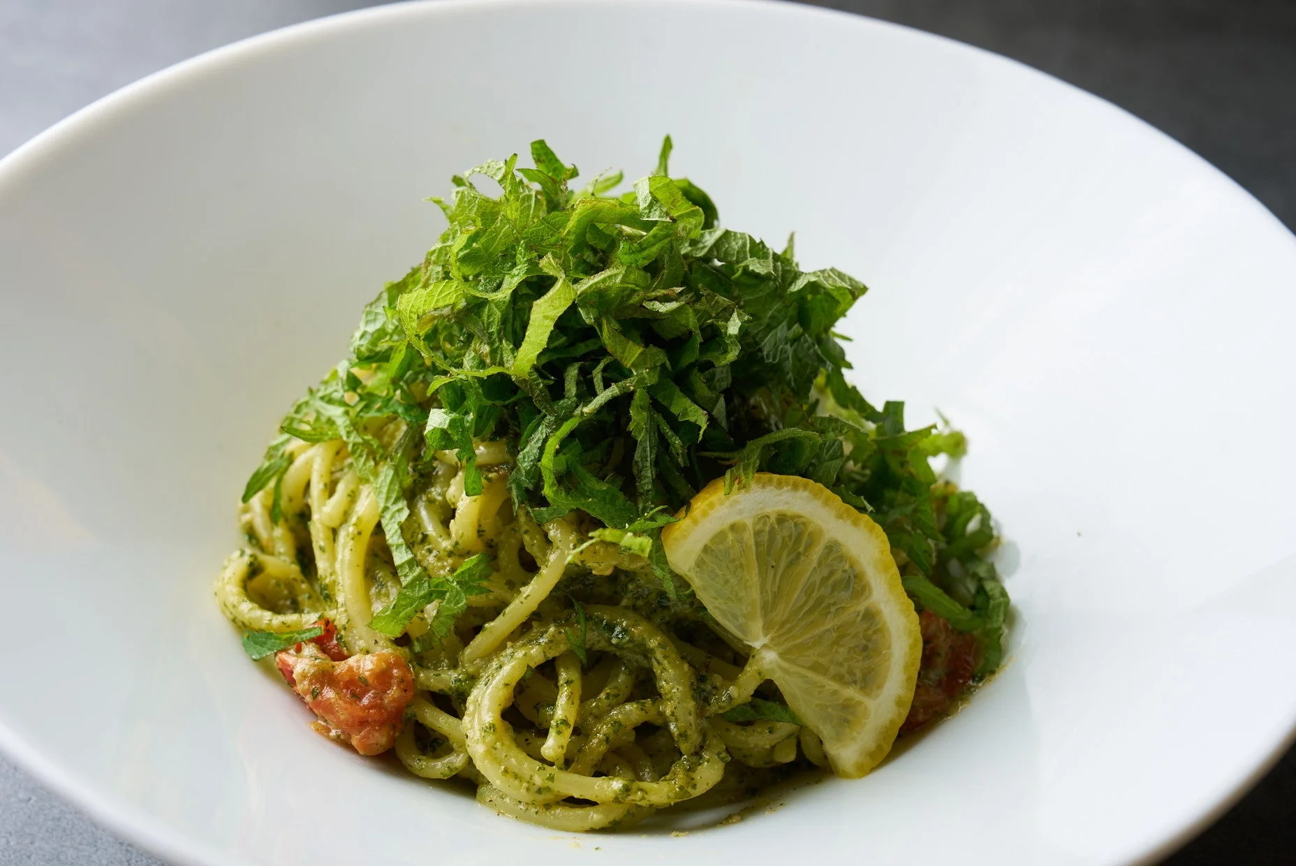 緑色のソースがかかったパスタ料理