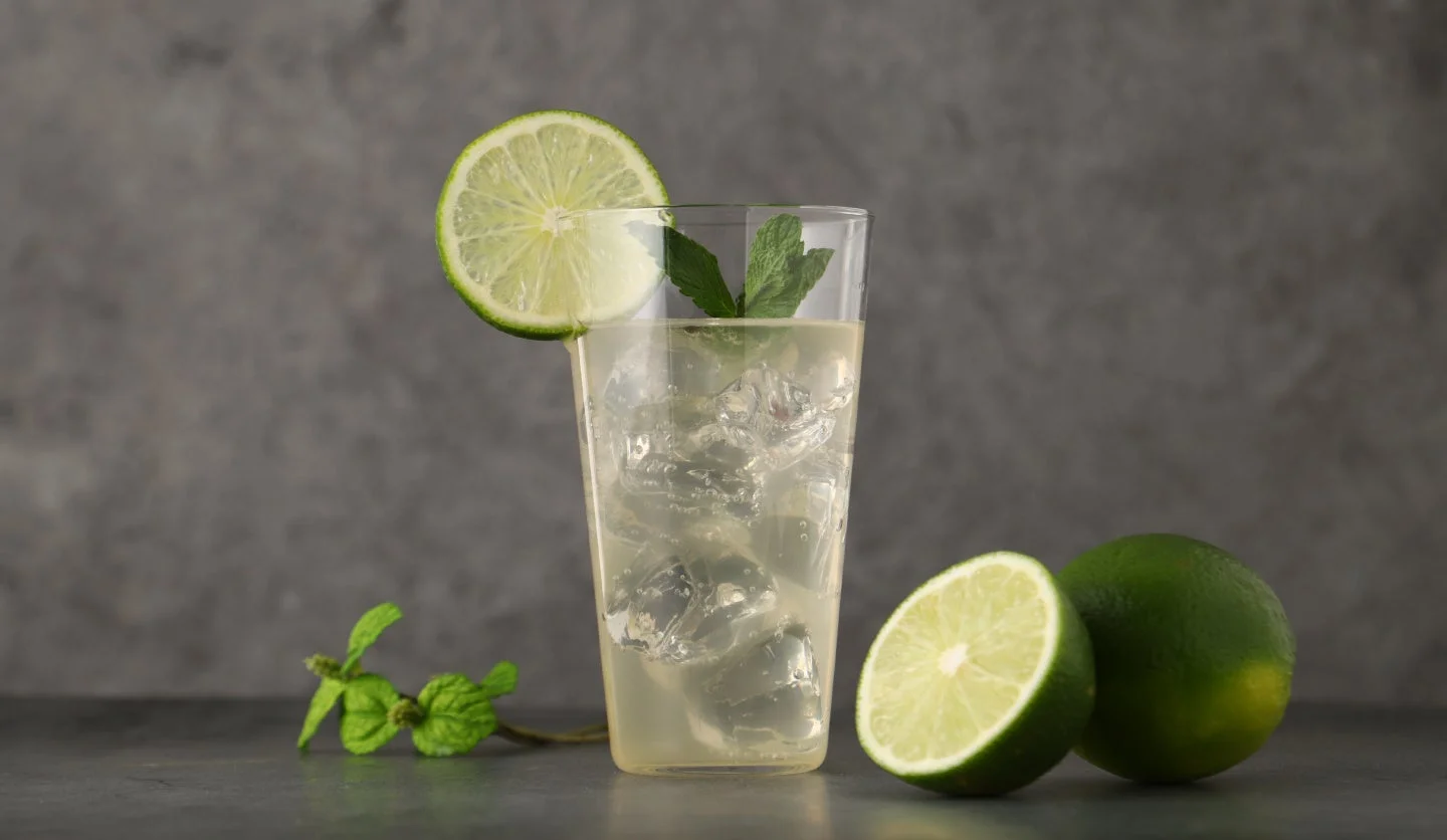 モヒートグラスとライム