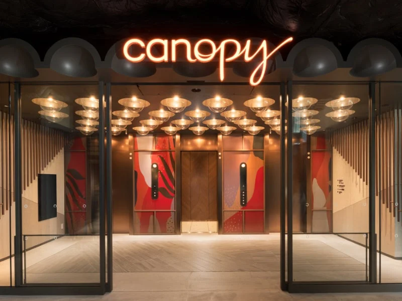 キャノピーbyヒルトン大阪梅田のモダンなロビー