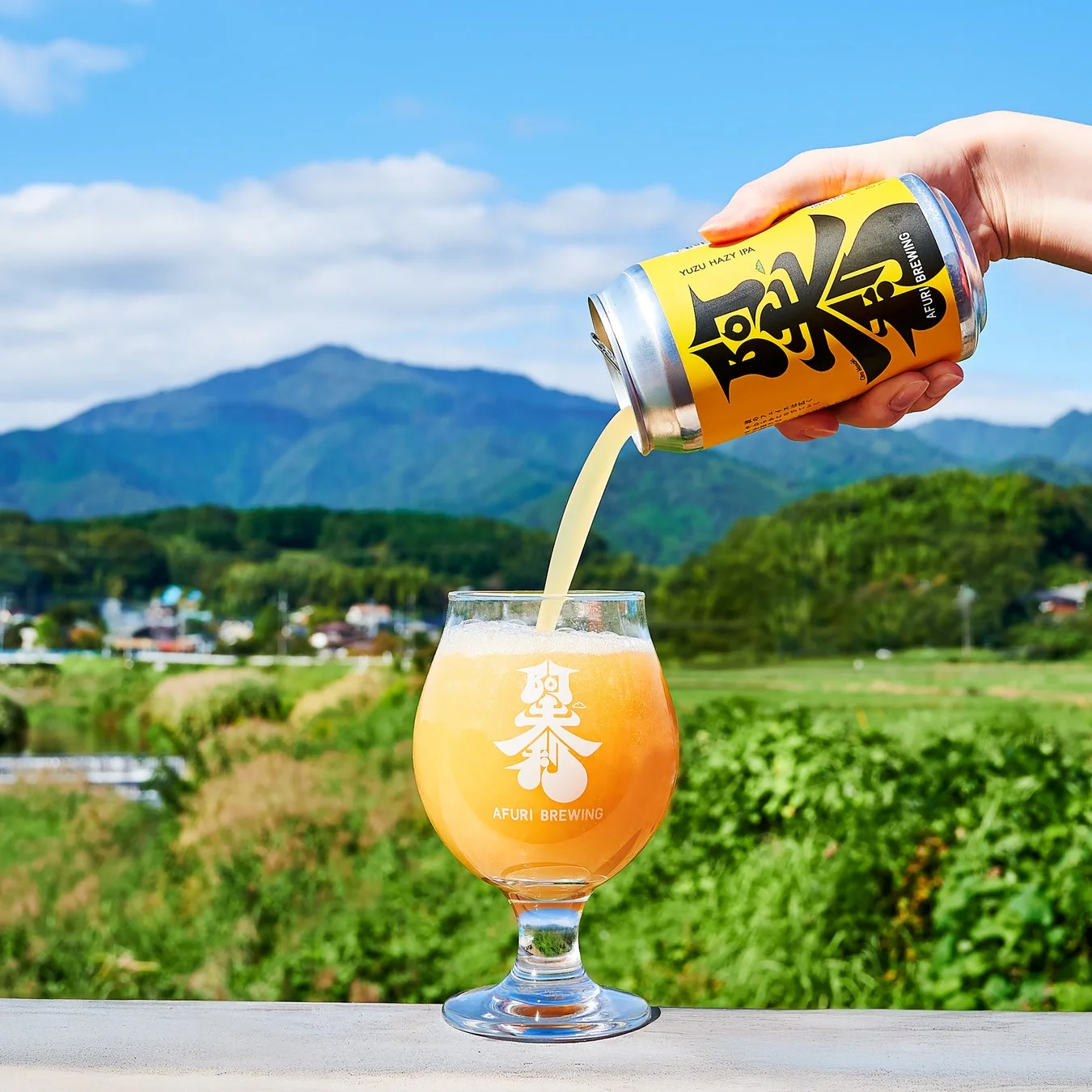 AFURI BREWINGのIPAを注ぐ様子