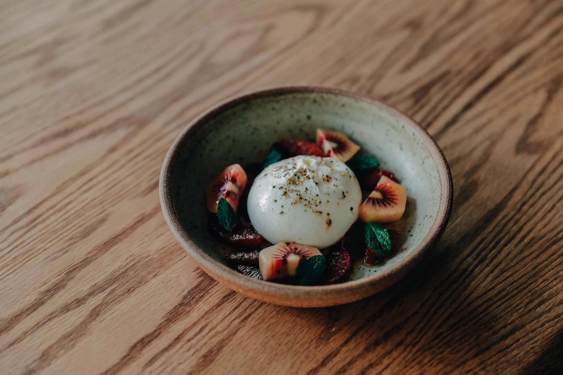 ブルラータチーズとフルーツの前菜