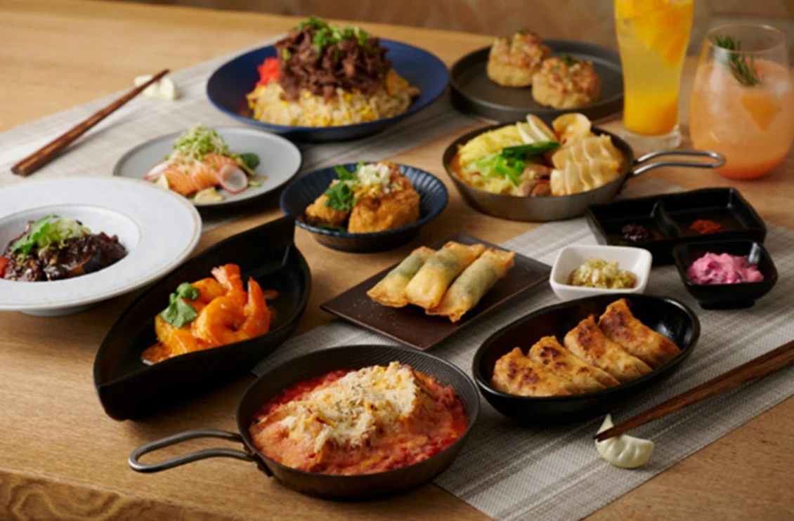 様々なアジア風の料理が並べられています。