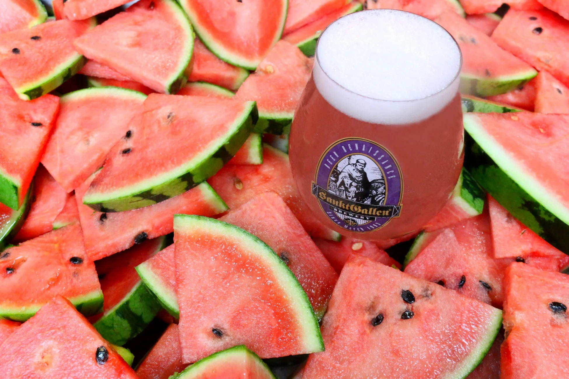 スイカを背景にした「すいかウィート」のボトル