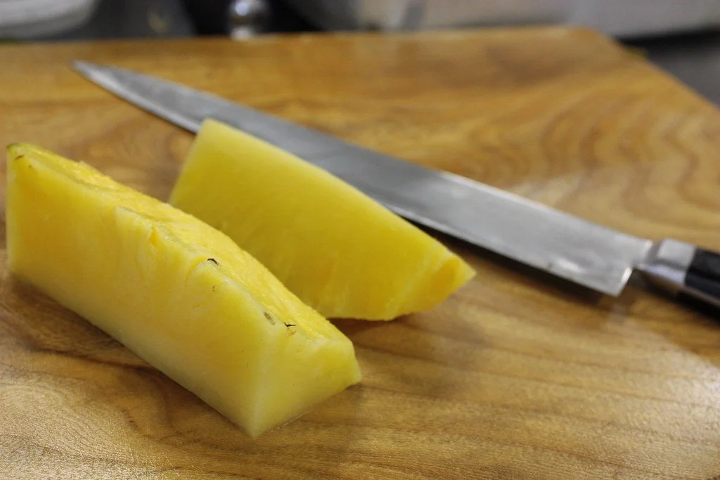 カットされたパイナップルと包丁