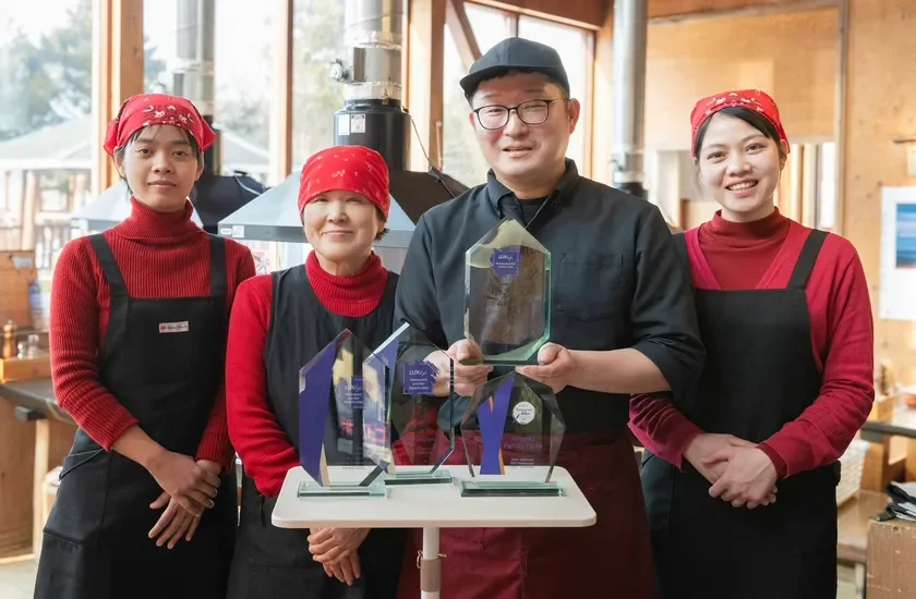 受賞を喜ぶ天野ファミリーファームのスタッフ