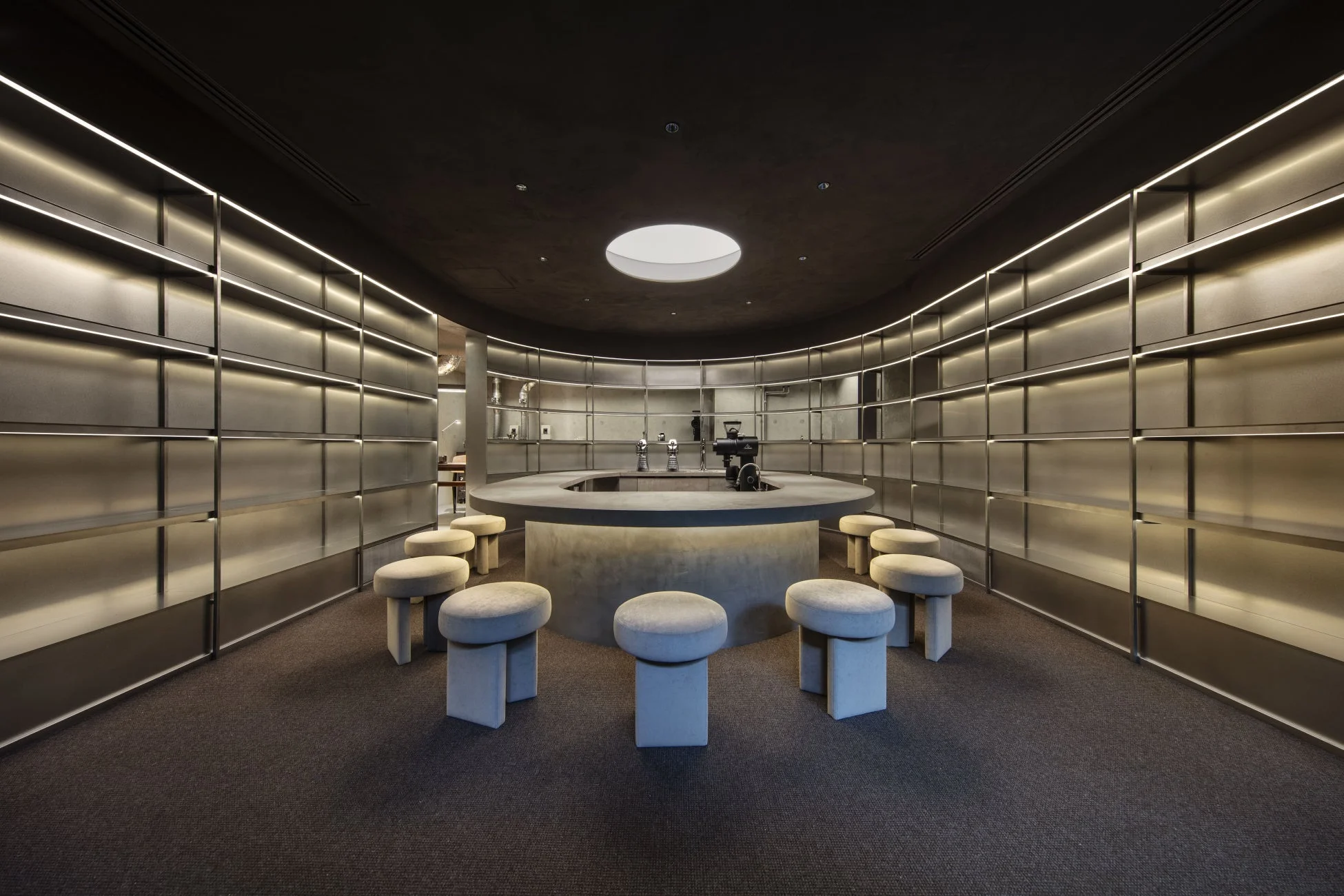 モダンでミニマリストなカフェまたはバーのインテリア