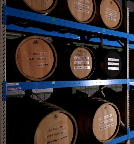 ウイスキーの樽が積まれた貯蔵庫