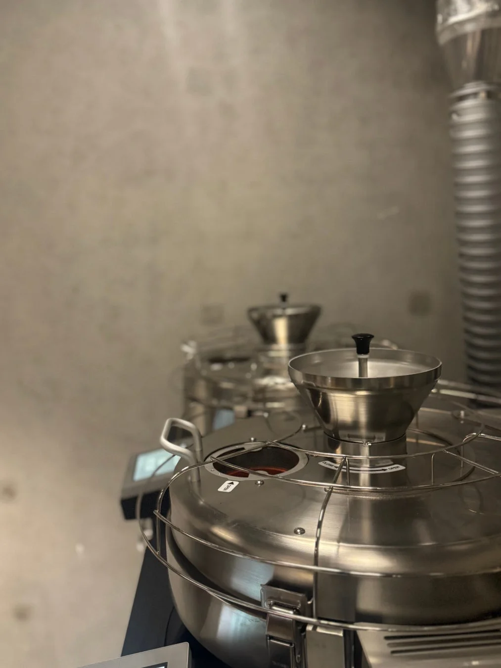 ステンレス製のモダンなコーヒー焙煎機