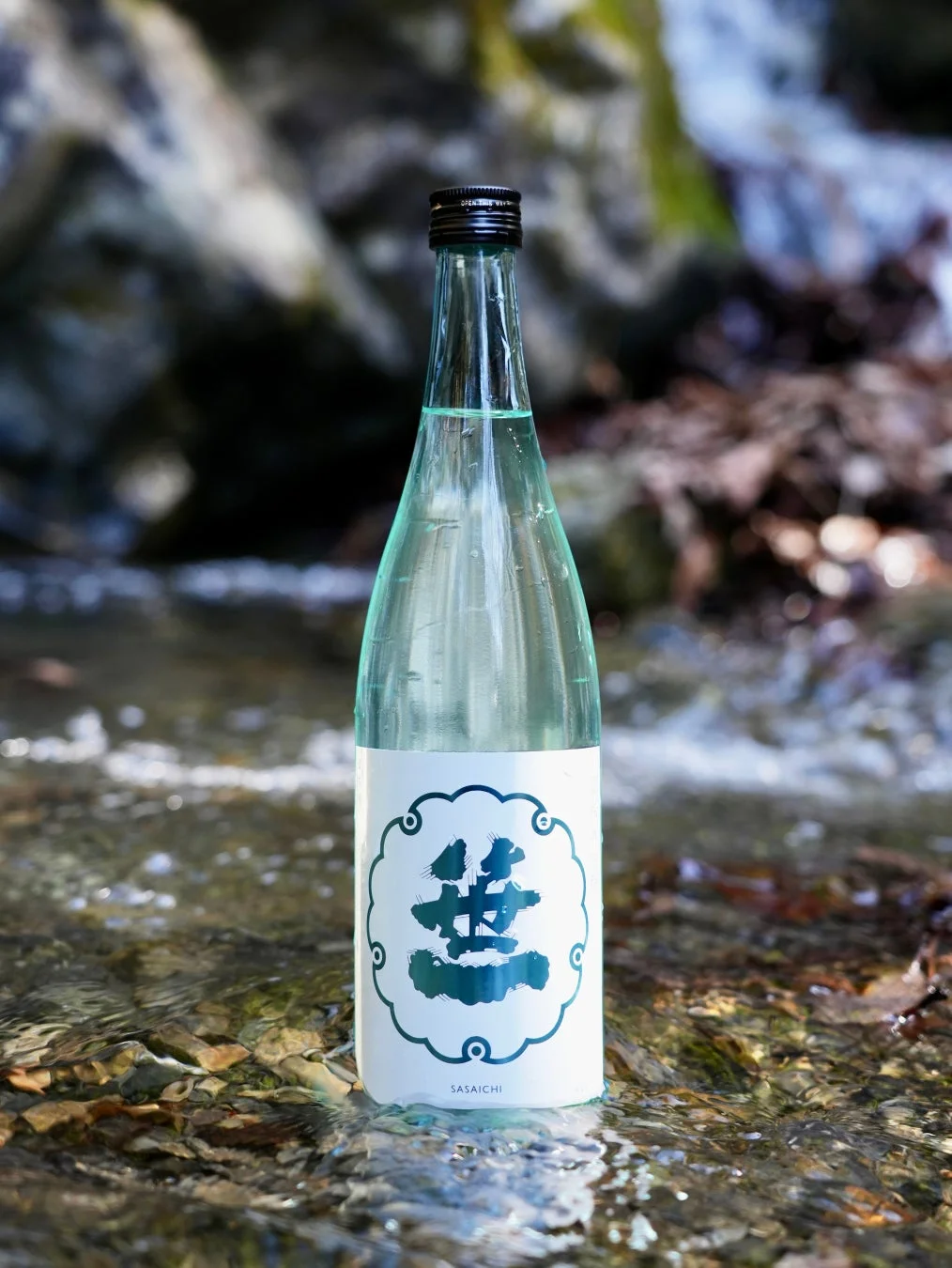 清流の中に立つ笹一 夏純米吟醸のボトル