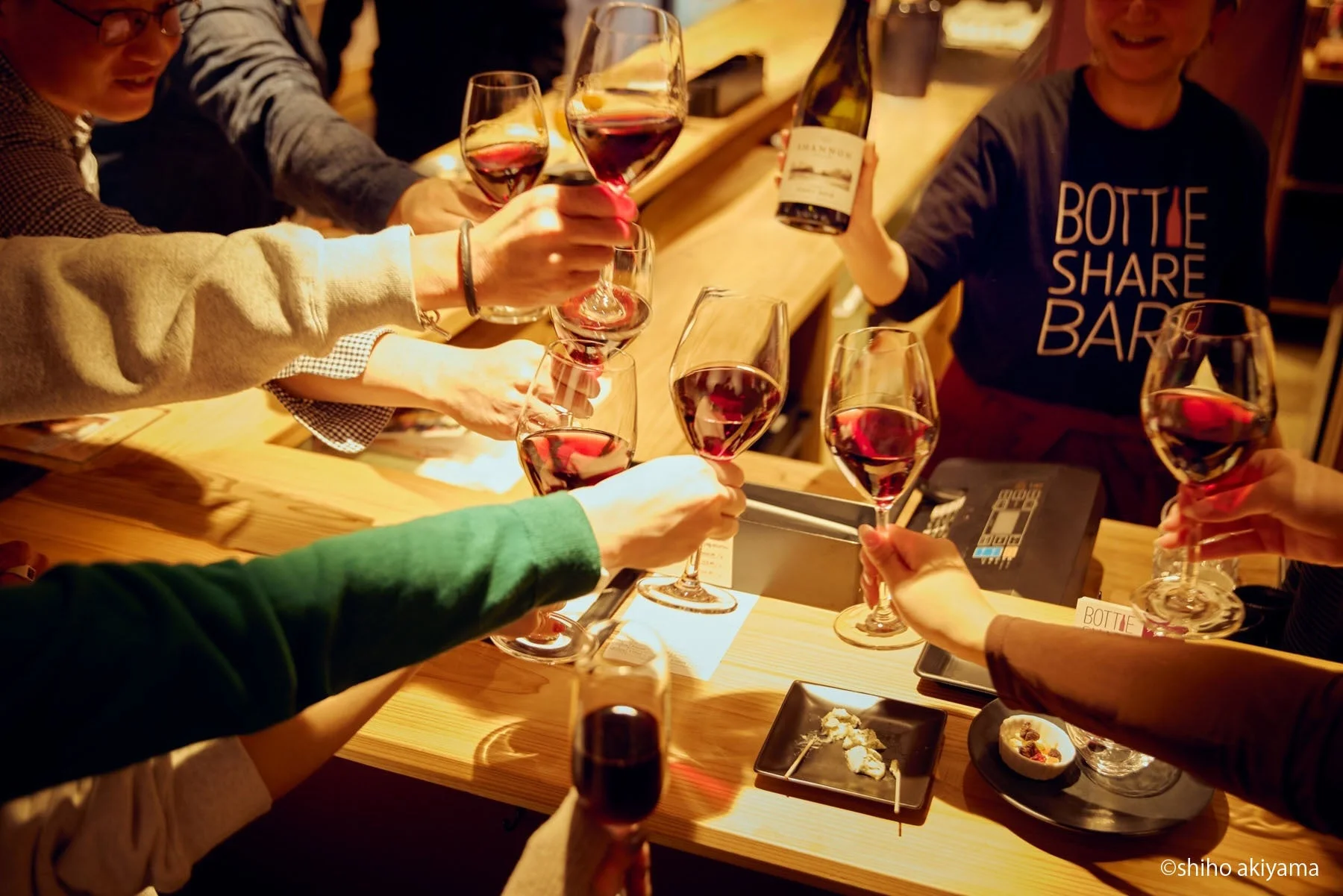 ボトルシェアで乾杯する人々